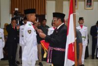 Bupati Sukabumi Asep Japar saat mengukuhkan anggota paskibraka.
