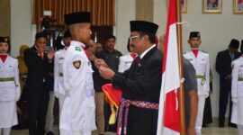 Bupati Sukabumi Asep Japar saat mengukuhkan anggota paskibraka.