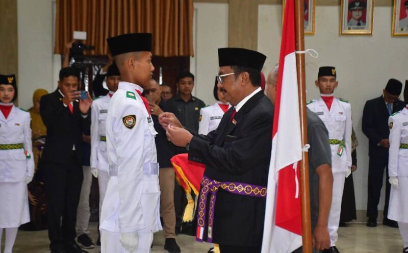 Bupati Sukabumi Asep Japar saat mengukuhkan anggota paskibraka.